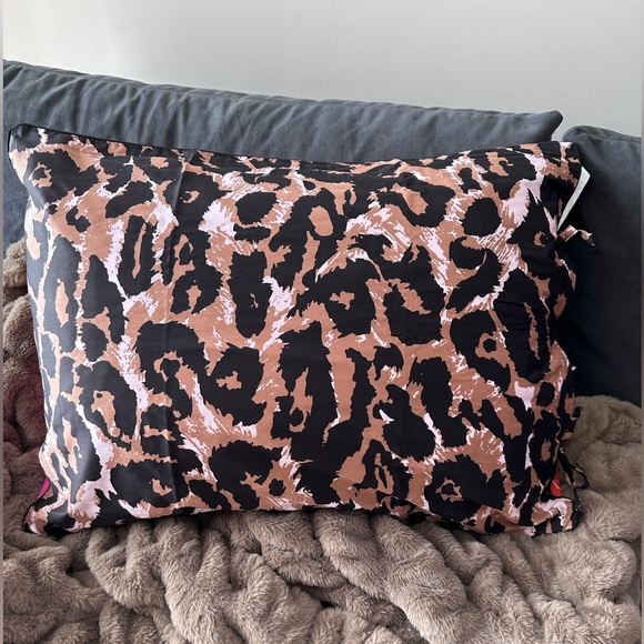 Set of 2 standard size DVF (for Target) signature leopard/waterlily shams (NWT) - Picture 5 of 9